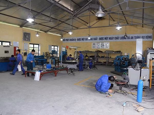 Quang cảnh làm việc tại Phân xưởng cơ khí, cơ điện.