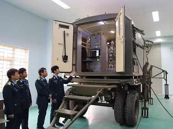 Đài Vô tuyến dẫn bay tự động RSBN-4N, sản phẩm do Nhà máy A40 cải tiến.