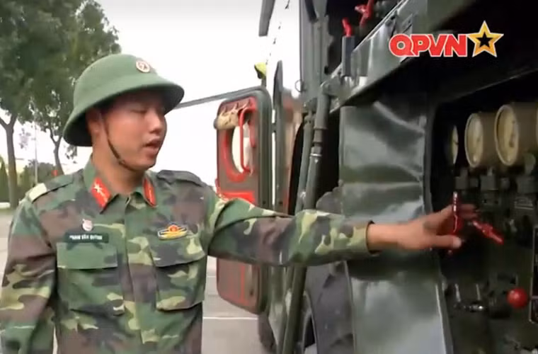 Tổ hợp tên lửa mặt đất chiến thuật-chiến dịch 9K72 Elbrus (NATO định danh Scud-B) gồm 2 thành phần chính: xe phóng 9P117M và tên lửa 8K14. Trong ảnh, cán bộ chỉ huy đang hướng dẫn bộ đội các chức năng trên bảng thiết bị của xe phóng tự hành (SPU) 9P117M. Nguồn ảnh: Kênh QPVN