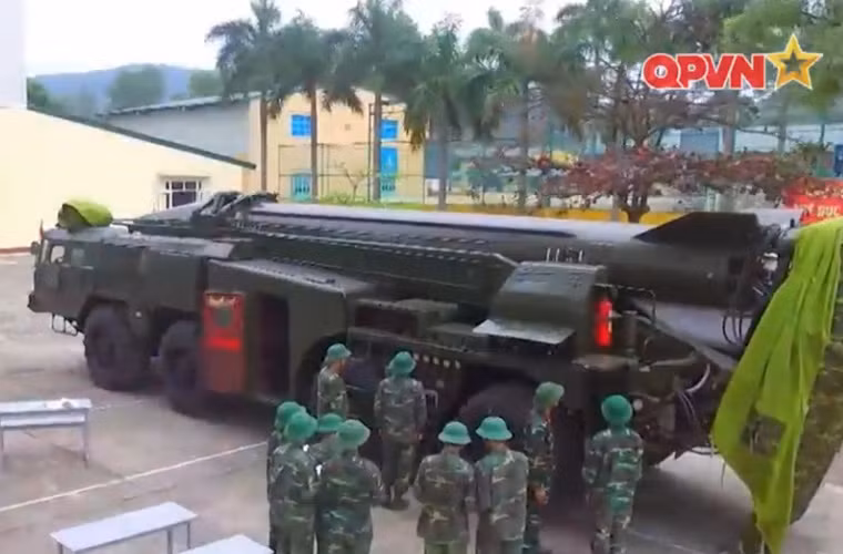 Theo tài liệu “Scud Ballistic Miss and Launch System 1955-2005” (công ty xuất bản sách Osprey Publishing có trụ sở tại Oxford, Anh), năm 1979 Liên Xô đã viện trợ cho Việt Nam 12 xe phóng cùng số lượng nhỏ tên lửa đạn đạo Scud biên chế đủ cho một lữ đoàn. Hiện nay, đơn vị trực tiếp vận hành tổ hợp tên lửa đạn đạo Scud trong QĐND Việt Nam là “Đoàn pháo binh B90” – được thành lập vào ngày 24/5/1982 theo Quyết định số 709/QĐ-QP của BQP trên cơ sở tiếp nhận các khí tài tên lửa mặt đất loại 9K72 Elbrus (Scud-B) của Liên xô. Nguồn ảnh: Kênh QPVN