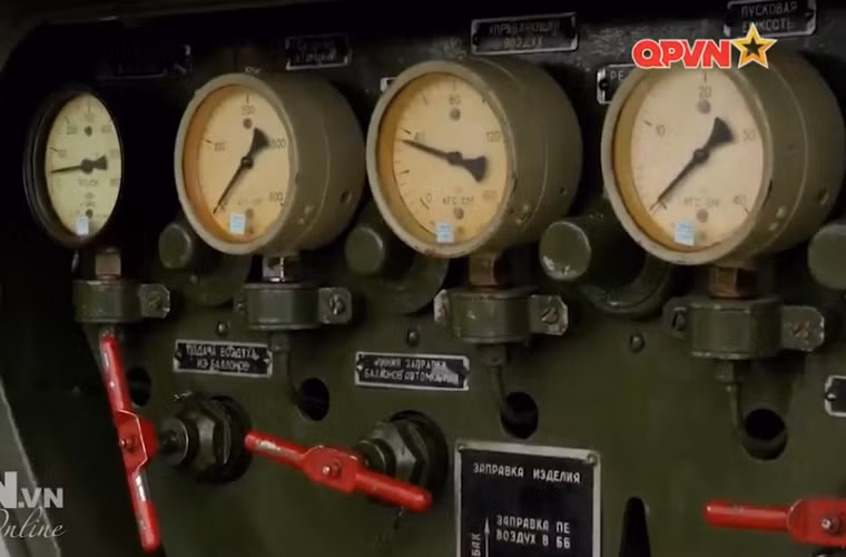 Cận cảnh các thiết bị trong hộp điều khiển hệ thống chuẩn bị phóng 9V46M. Nguồn ảnh: Kênh QPVN