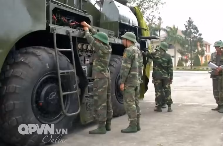 Chiến sĩ đang thực hiện một số thao tác trong công tắc điều khiển 4 bình khí nén của bệ phóng tên lửa Scud. Nguồn ảnh: Kênh QPVN