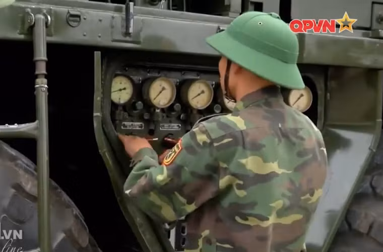 Xe phóng 9P117M được thiết kế cho việc chuyên chở đạn trực chiến đấu, phục vụ công tác chuẩn bị phóng và phóng đạn. Ngoài ra, nó còn có thêm một số chức năng khác, ví dụ như: Kiểm tra tình trạng đạn và các thiết bị phục vụ công tác phóng đạn; Cấp nhiên liệu và khí nén cho đạn; Thu hồi đạn từ trạng thái chiến đấu khi không phóng đạn hoặc đạn hỏng. Nguồn ảnh: Kênh QPVN