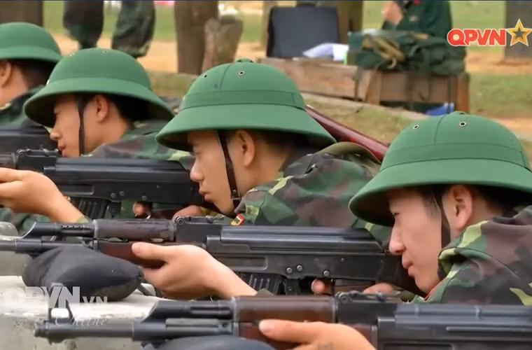 Trong ảnh, chiến sĩ Đoàn B90 huấn luyện chiến đấu với súng AK-47. Nguồn ảnh: Kênh QPVN