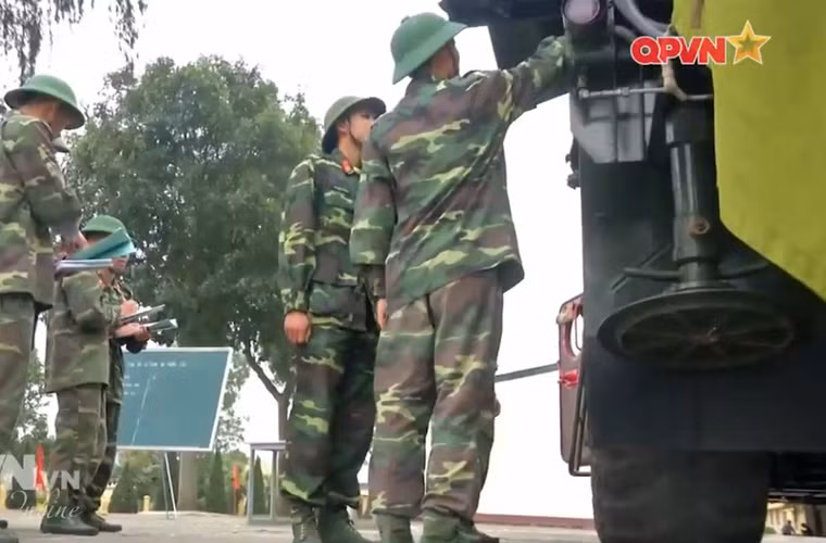 Ở đuôi xe phóng tự hành bố trí hai chân trống thủy lực để cố định xe tránh rung giật trong quá trình triển khai bắn tên lửa Scud. Nguồn ảnh: Kênh QPVN