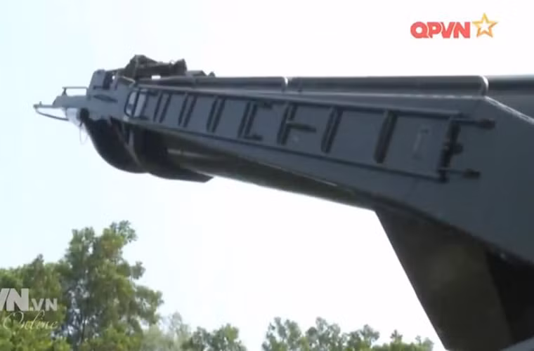Đạn tên lửa đang được khung nâng đạn đưa lên vị trí thẳng đứng sẵn sàng phóng - khung nâng này được thiết kế cho nhiệm vụ đỡ giữ đạn trong tư thế hành quân và nâng dựng đạn đứng thẳng trên bệ phóng trong tư thế chiến đấu. Nguồn ảnh: Kênh QPVN