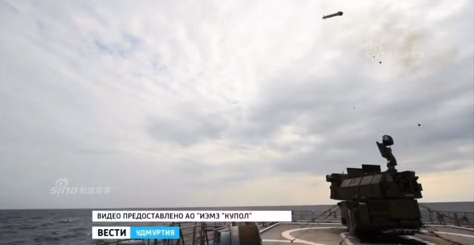 Mỗi module chiến đấu 9K331MKM Tor-M2KM trang bị 2 module 9M334 với 4 đạn tên lửa tầm thấp phóng thẳng đứng 9M331/module. Nguồn ảnh: Russia TV