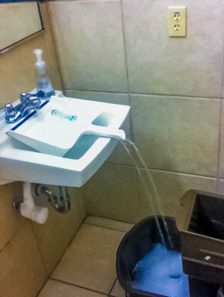 12. Cách lấy nước trong bồn dễ dàng: Chỉ với một dụng cụ như vậy thì việc trút nước vào xô từ bồn là việc không cần phải lo lắng.