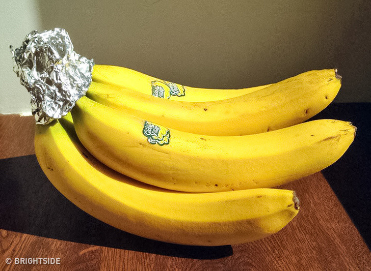 3. Dùng giấy bạc bảo quản chuối: Cách này sẽ giúp kéo dài thời gian sử dụng trái cây của bạn.