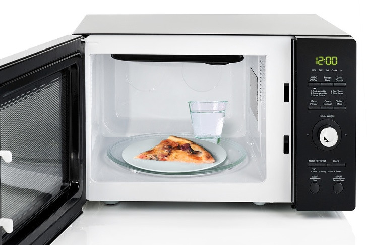 10. Mẹo giữ ẩm cho bánh pizza: Chỉ cần thêm 1 cốc nước vào lò vi sóng là bạn đã có được một chiếc bánh mềm mại không bị khô.