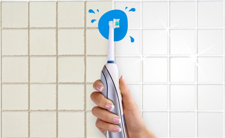 5. Làm sạch đường gạch: Đây là những vị trí khó có thể làm sạch, song chỉ cần một chiếc bàn chải đánh răng là những vết bẩn này được xóa đi nhanh chóng.