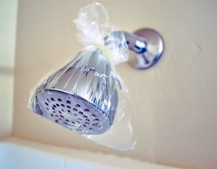 6. Làm sạch vòi hoa sen nhanh chóng: Chỉ cần một túi giấm làm như trên là bạn đã làm sạch sẽ vòi hoa sen của mình rồi.