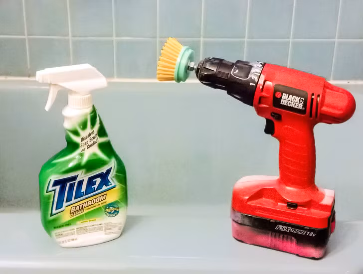 11. Làm sạch nhanh chóng với bàn chải và khoan: Hãy thiết kế như trên hình để giúp bạn lau dọn thêm dễ dàng và nhanh chóng hơn nhé.