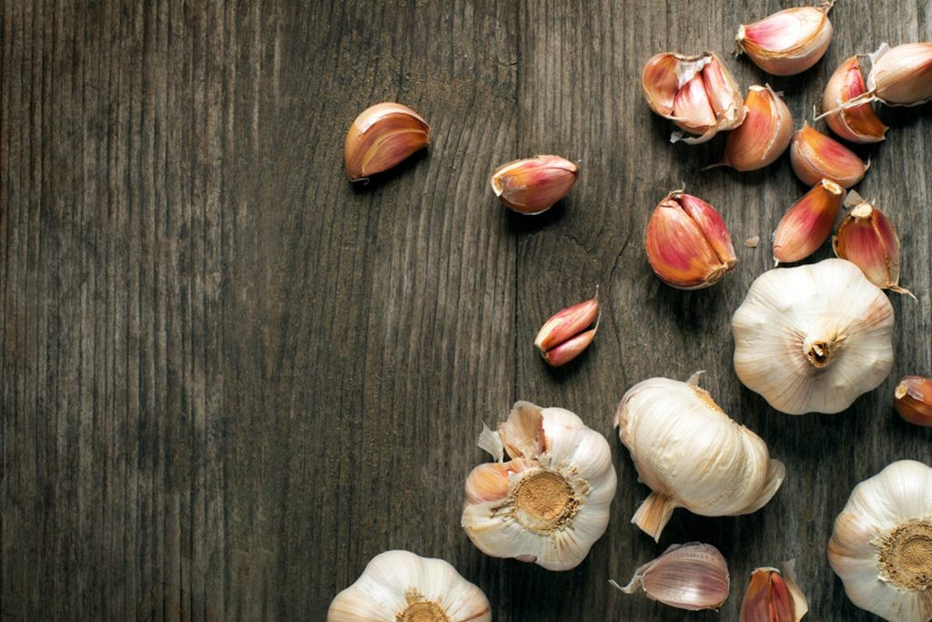Tỏi: Không chỉ đem lại hương vị cho món ăn mà tỏi còn có chứa các hoạt chất có lợi cho sức khỏe.