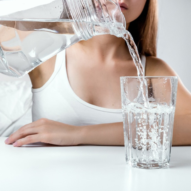 4. Không uống đủ nước: Uống đủ nước không chỉ tốt cho sứcsức khoẻ mà còn có thể giữ ẩm cho tóc.