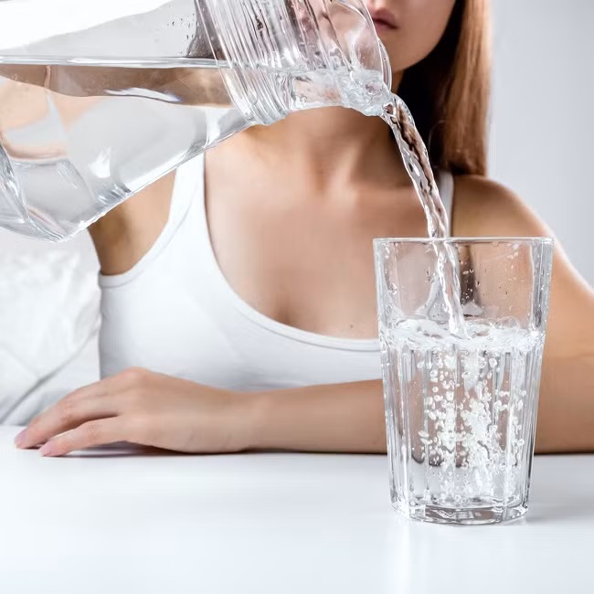 4. Không uống đủ nước: Uống đủ nước không chỉ tốt cho sứcsức khoẻ mà còn có thể giữ ẩm cho tóc.