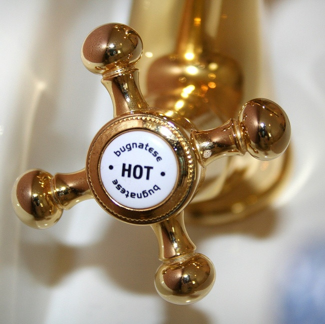 2. Sử dụng nước quá nóng: Nước ở nhiệt độ cao có thể làm tóc bị mất nước, mất độ ẩm trở nên xơ và khô hơn.