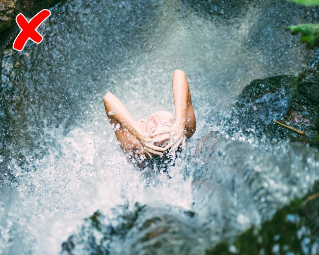 1. Gội đầu sai cách: Bạn nên nhớ, gội đầu không phải chỉ gội trên da đầu mà cần làm sạch cả mái tóc. Nếu không xả thật sạch các loại dầu gội trên tóc thì mái tóc của bạn dễ bị hư tổn.