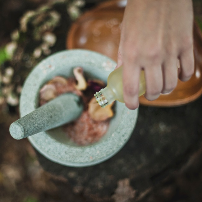 6. Chăm sóc tóc bằng tinh dầu: Việc sử dụng các nguyên liệu tự nhiên như dầu dừa là tốt nhưng nếu không làm đúng phương pháp sẽ khiến tình trạng của tóc càng trở nên tồi tệ.