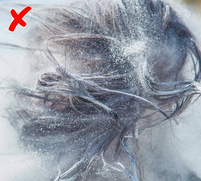 5. Không che chắn tóc khi ra ngoài: Việc để tóc tiếp xúc trực tiếp với ánh mặt trời sẽ làm tóc chẻ ngọn, khô xơ.