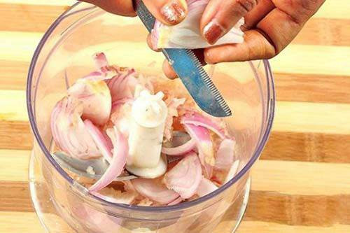 Cách làm: Hành sau khi mua về đem bóc vỏ, rồi rửa sạch dưới vòi nước. Cách làm: Hành sau khi mua về đem bóc vỏ, rồi rửa sạch dưới vòi nước.