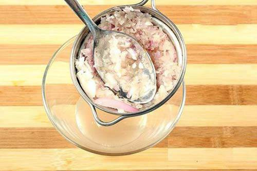 Cách sử dụng: Sau khi tắm sạch sẽ bằng nước ấm và sữa tắm để loại bỏ bụi bẩn và lỗ chân lông giãn nở, bạn thoa đều hỗn hợp lên vùng da bị sẹo rồi dùng các đầu ngón tay massage nhẹ nhàng để hỗn hợp thấm sâu vào các tế bào. Cứ massage như vậy cho đến khi hỗn hợp khô lại thì thoa thêm lớp thứ 2 và lưu lại trên da chừng 15 phút. Cuối cùng rửa sạch lại với nước lạnh và thoa một lớp kem dưỡng ẩm lên da để kết thúc quá trình. Cách sử dụng: Sau khi tắm sạch sẽ bằng nước ấm và sữa tắm để loại bỏ bụi bẩn và lỗ chân lông giãn nở, bạn thoa đều hỗn hợp lên vùng da bị sẹo rồi dùng các đầu ngón tay massage nhẹ nhàng để hỗn hợp thấm sâu vào các tế bào. Cứ massage như vậy cho đến khi hỗn hợp khô lại thì thoa thêm lớp thứ 2 và lưu lại trên da chừng 15 phút. Cuối cùng rửa sạch lại với nước lạnh và thoa một lớp kem dưỡng ẩm lên da để kết thúc quá trình.