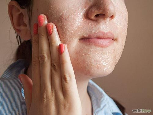 Cách làm: Trộn dầu jojoba và đường rồi khuấy đều đến khi thành hỗn hợp đồng nhất. Thêm một vài giọt tinh dầu vào hỗn hợp. Đặt hỗn hợp này trong một lọ thủy tinh và giữ ở một nơi tối và mát mẻ. Khuấy đều hỗn hợp trước khi bôi lên mặt. Để hỗn hợp lại trong nửa giờ, rồi rửa sạch với nước. và thoa kem dưỡng ẩm để kết thúc quá trình. Bạn nên sử dụng cách này 2 lần/ tuần sẽ thấy những vết sẹo thâm mờ dẫn và mất hẳn.