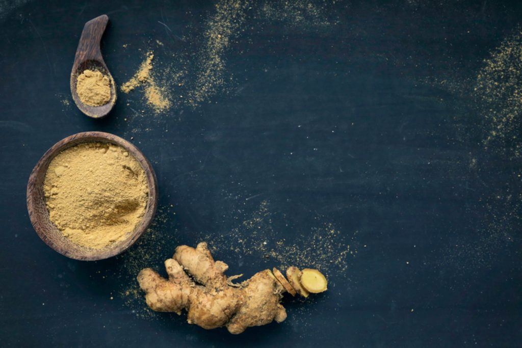 Gừng: Với chất chống oxy hóa và chống viêm tuyệt vời, đồng thời còn giúp bạn ổn định đường tiêu hóa và các triệu chứng buồn nôn, tụt huyết áp.