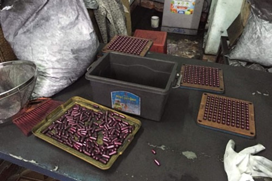 Những viên thuốc được giới thiệu là hỗ trợ chữa bệnh ung thư làm từ than tre.