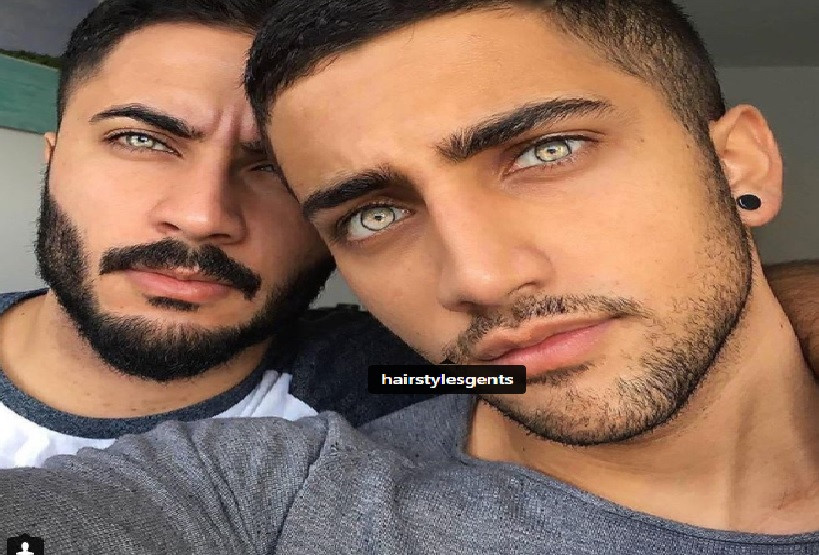 Màu mắt của anh ấy rất đẹp và quyến rũ.