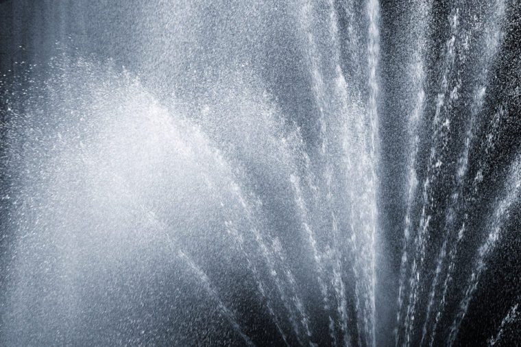  3. Tắm bằng vòi nước làm ảnh hưởng đến độ pH bình thường và làm mất đi những vi khuẩn có lợi và dẫn đến các loại nhiễm trùng. 