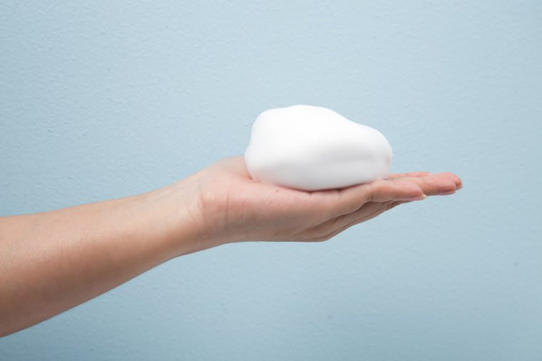  4. Nước rửa tay diệt khuẩn: Cục Quản lý Thực phẩm và Dược phẩm Mỹ cảnh báo rằng triclosan – một hợp chất tổng hợp được tìm thấy trong xà phòng khử trùng. Nghiên cứu cho thấy rằng nếu tiếp xúc lâu dài với các chất này có thể gây nguy hiểm cho sức khỏe. 