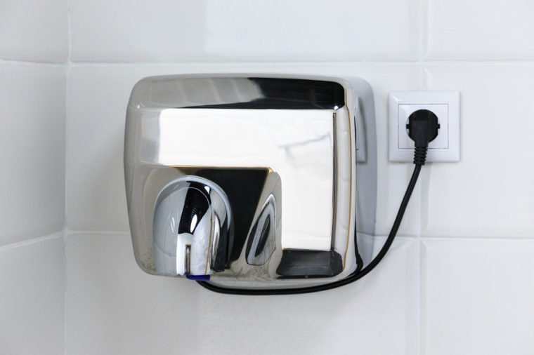  5. Máy sấy khô tay: Máy sấy tay không thể lau sạch được các vi khuẩn còn sót lại khi rửa tay và thậm chí chúng còn lan truyền đến cả căn phòng. 