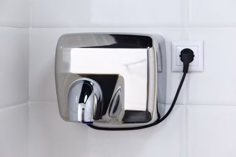  5. Máy sấy khô tay: Máy sấy tay không thể lau sạch được các vi khuẩn còn sót lại khi rửa tay và thậm chí chúng còn lan truyền đến cả căn phòng. 