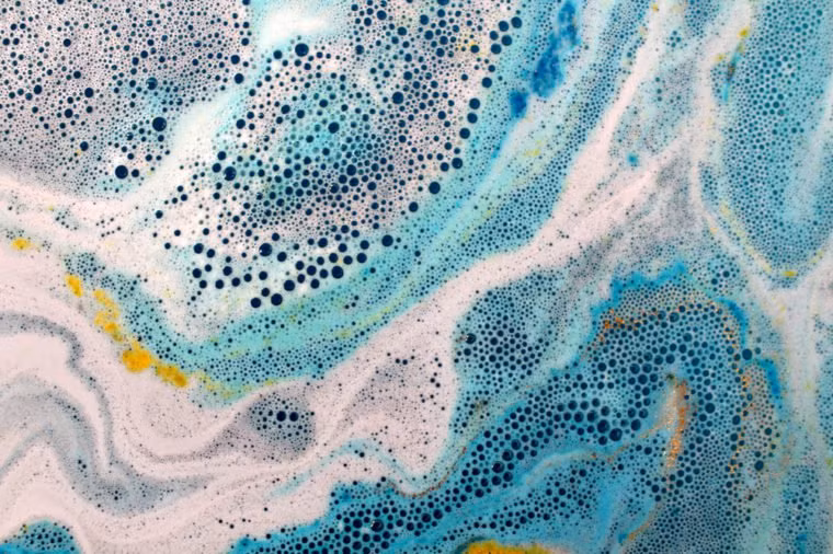  2. Ngâm mình trong nước đầy bọt xà phòng: Làn da của bạn sẽ bị kích ứng hay nhiễm nấm từ các loại chất tẩy rửa có trong chất tẩy rửa hay nước hoa. Ngoài ra, bạn cũng có thể bị ảnh hưởng đến độ ẩm trong âm đạo và mất cân bằng độ pH tự nhiên của da. 