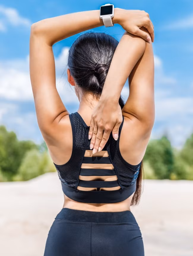 Cánh tay: Để cánh tay trái sau đầu và tiếp dần dần khuỷu tay phải của bạn lên.