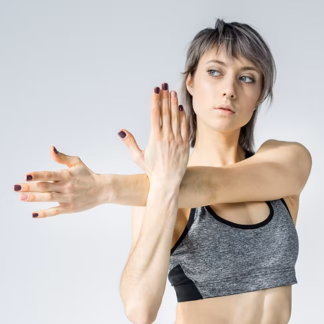 Vai: Thường xuyên kéo dài vai và cánh tay của bạn là một thói quen rất tốt để giảm chứng đau vai gáy. Mở rộng cánh tay trái về phía trước ngực và kéo gần với cơ thể của bạn bằng tay kia. Giữ từ 2-3 nhịp, hít thở sâu sâu và lặp lại với tay bên kia.