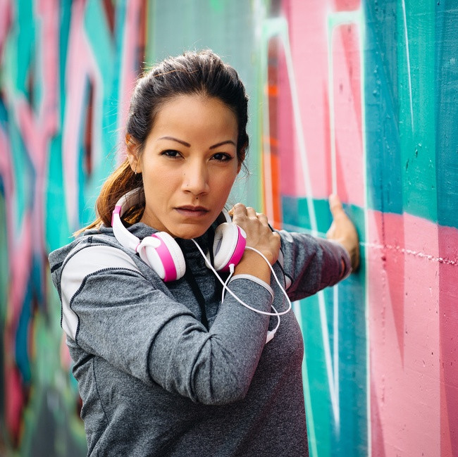 Ngực, phía trước của vai và bắp tay: Nghiêng một nửa cơ thể ra phía trước, tay trái của bạn và giữ vào khung cửa, bức tường hoặc ngăn kéo tủ. Sau đó bước bằng chân trái và xoay cơ thể sang phải. Với động tác này chắc chắn bạn phải xoay toàn bộ cơ thể, bao gồm hông và lưng.