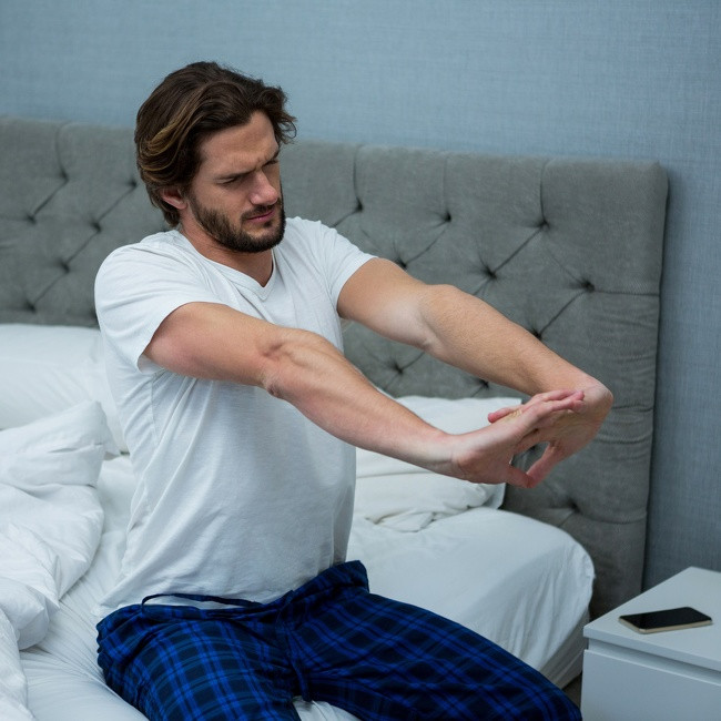 Phía trên lưng vai: Bạn có thể đứng hoặc nằm trên giường, mở rộng tay trước mặt bạn và uống cong lưng. Với động tác này tay phải được giữ thẳng.