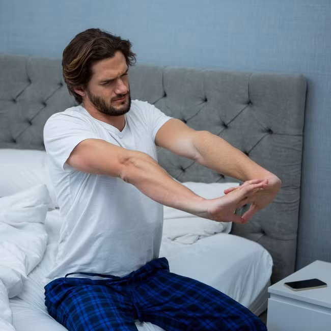 Phía trên lưng vai: Bạn có thể đứng hoặc nằm trên giường, mở rộng tay trước mặt bạn và uống cong lưng. Với động tác này tay phải được giữ thẳng.