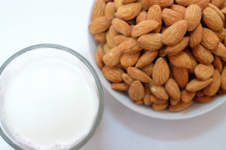 Sữa hạnh nhân: Lượng sữa và đường có trong hạnh nhân có thể làm bạn thừa calo, tăng viêm, tăng đường trong máu và béo lên.