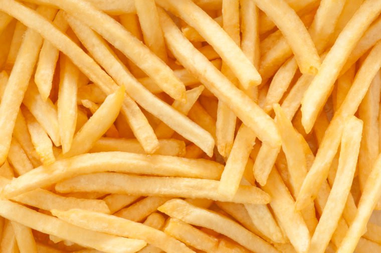 Khoai tây chiên: Khi bạn có tuổi, sự trao đổi chất chậm chạp, những thức ăn dầu mỡ sẽ ảnh hưởng đến sức khỏe và làn da của bạn.