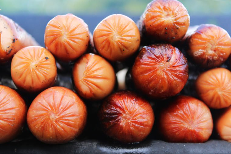 Xúc xích: Các loại thịt chế biến theo cách này sẽ chứa nhiều natri, chất béo bão hòa và chất bảo quản không tốt cho đường tiêu hóa. Xúc xích là một trong những thực phẩm không tốt cho người lớn tuổi.