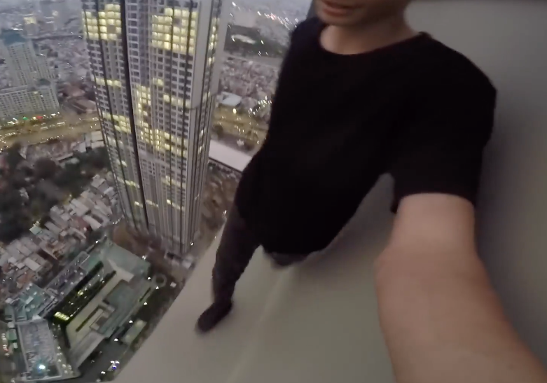 Bên cạnh những người tỏ ra ngưỡng mộ với sở thích liều lĩnh này thì phần lớn bày tỏ sự phê phán, phản đối khi các bạn trẻ quá liều lĩnh học đòi theo phong trào nguy hiểm.