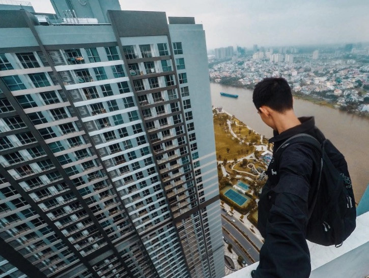 Đoạn phim đang gây tranh cãi được lấy từ kênh L.H. Chủ nhân kênh chia sẻ video có hơn 10.500 lượt đăng ký và hút hơn 2 triệu lượt xem này tự giới thiệu tên N.H.L sống ở TP HCM.