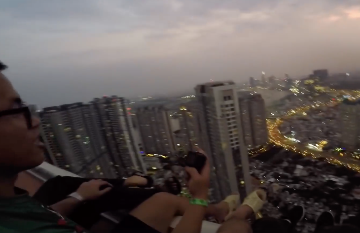 Thành viên Dũng Nguyễn bức xúc cho rằng: "Hành động này vi phạm rất nặng quy định an toàn của tòa nhà, đồng thời sẽ gây hậu quả rất nghiêm trọng đến cư dân kể cả sự cố té ngã có xảy ra hay không. Đây không phải thể thao, mà là hành động thiếu suy nghĩ'.