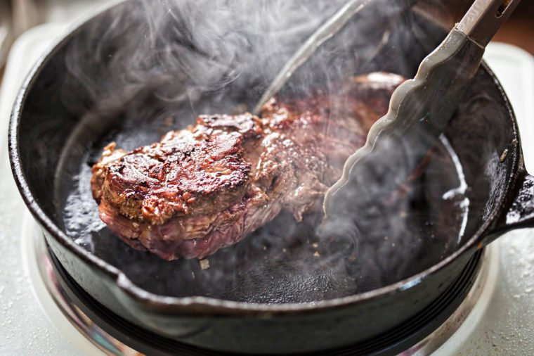 Cách làm món bít tết hoàn hảo: Lấy miếng thịt ra khỏi tủ lạnh để trong 1 -2h và bắt đầu nướng ở nhiệt độ thấp rồi dần tăng nhiệt độ lên. Cách này sẽ khiến món ăn sẽ ngon hơn.