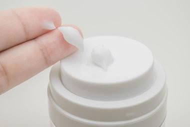 Sử dụng kem chống lão hóa, mờ nếp nhăn: Thành phần trong loại kem này chứa Retinol được cho là điều trị các vết nhăn, da không đồng đều nhưng lại không tốt với làn da bị mụn trứng cá.