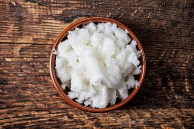 Dầu dừa: Dầu dừa được coi là chất có khả năng gây độc cao, làm tắc nghẽn các lỗ chân lông của bạn, là nguyên nhân gây mụn trứng cá.