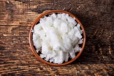 Dầu dừa: Dầu dừa được coi là chất có khả năng gây độc cao, làm tắc nghẽn các lỗ chân lông của bạn, là nguyên nhân gây mụn trứng cá.